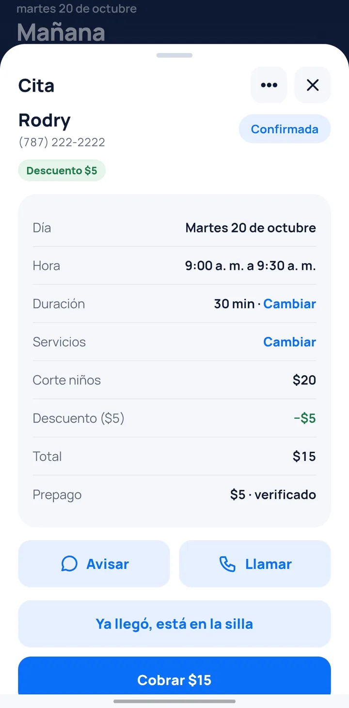 El detalle de una cita en la app del barbero, con el cobro y las opciones de avisar o llamar